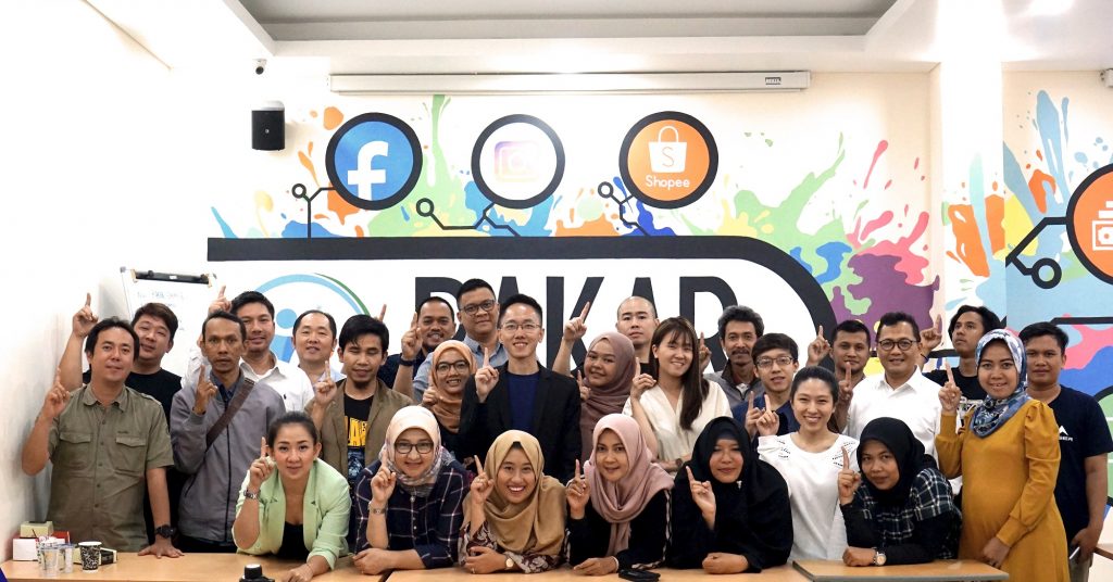 MEMASARKAN PRODUK MELALUI PLATFORM DIGITAL MARKETPLACE